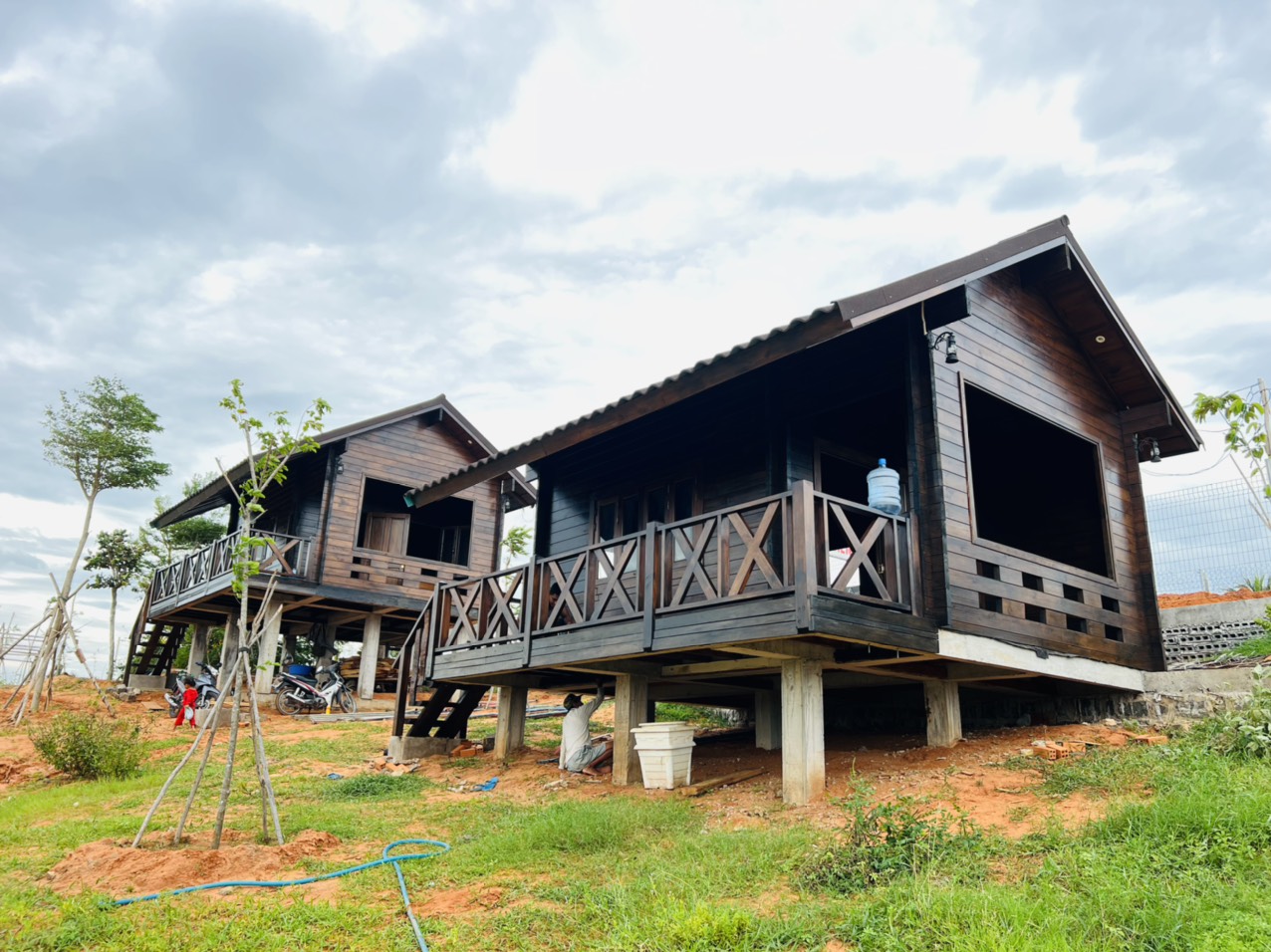 0183.nhung kieu nha go bao loc dep de nghi duong khoa lam group