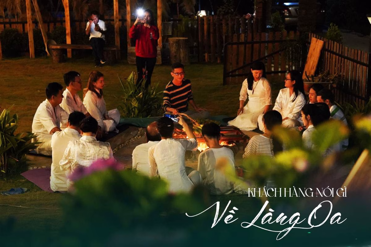 cư dân làng oa cùng nhau chia sẻ và trò chuyện với nhau