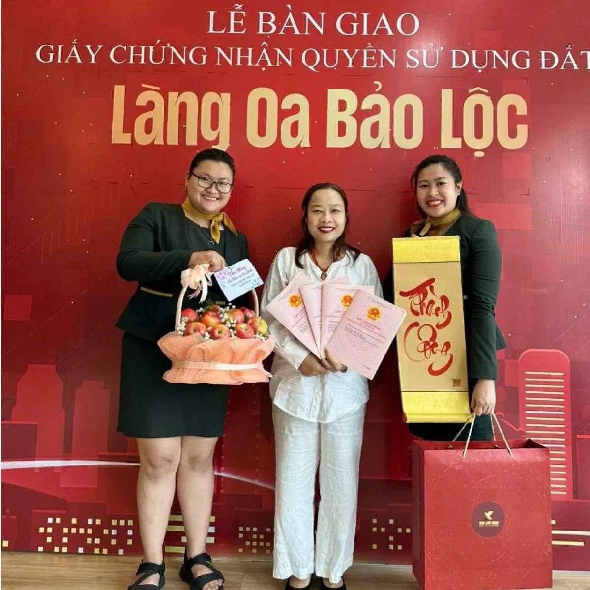 lễ bàn giao chứng nhận quyên sử dụng đất làng oa