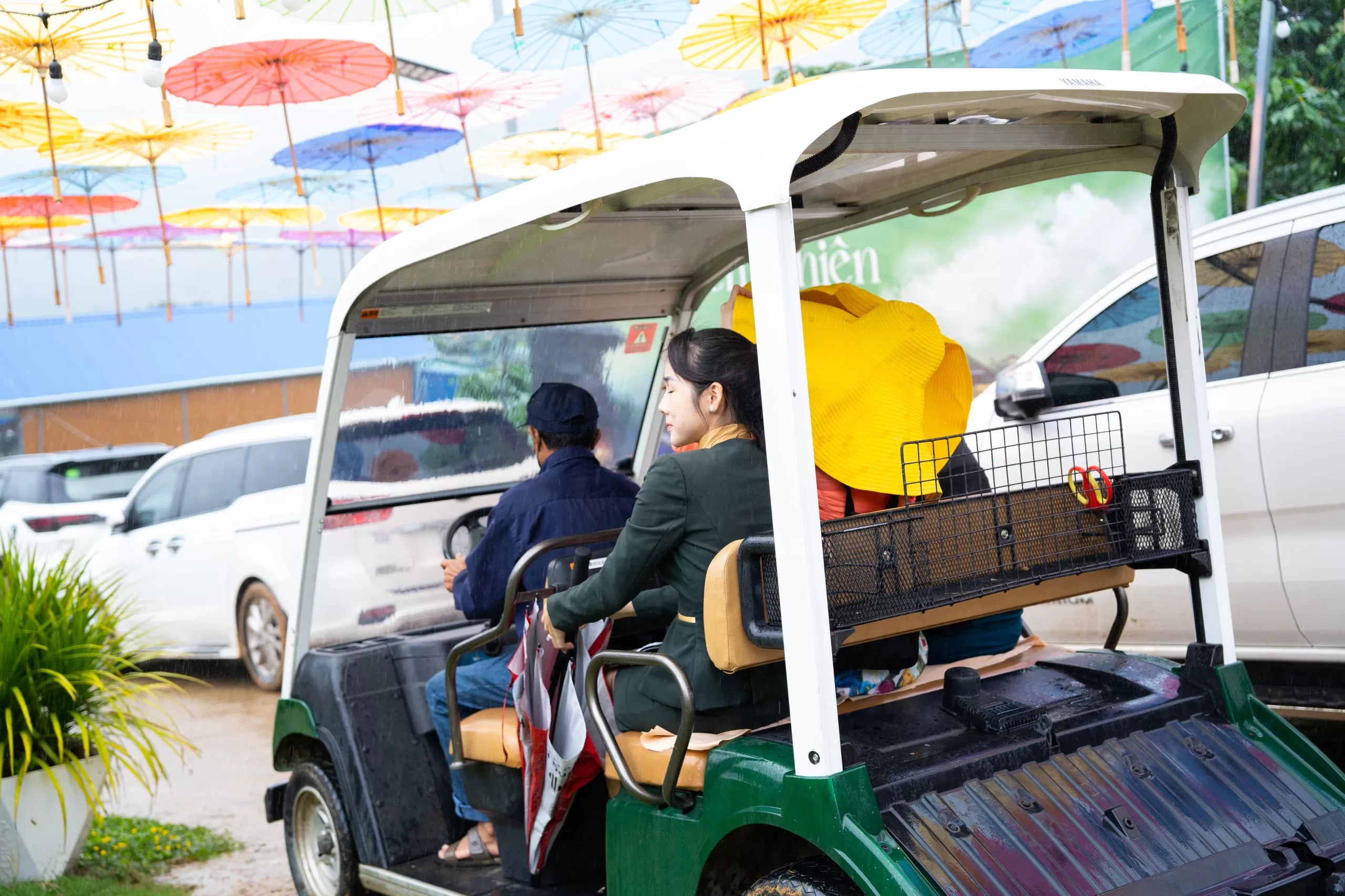 Di chuyển tham quan làng bằng hệ thống xe điện