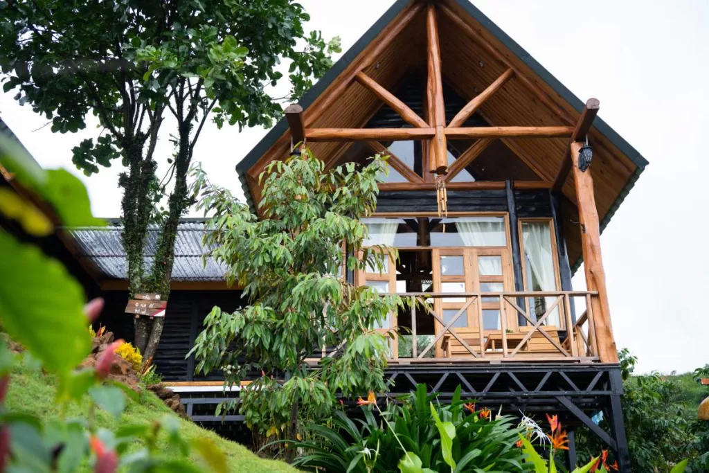 kiến trúc nhà gỗ tại làng oa bảo lộc