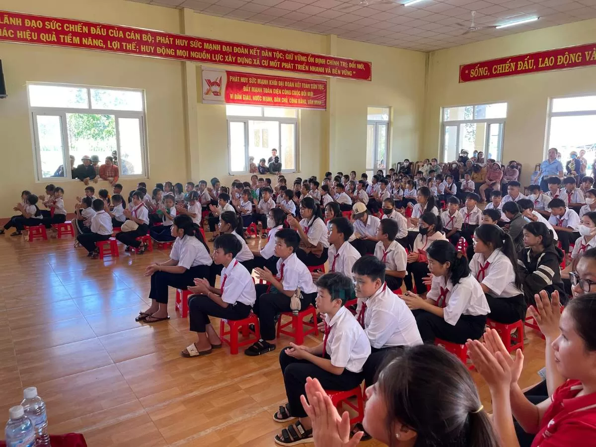 2 Ngày 4 Xã 600 phần quà - Chắp cánh ước mơ đến trẻ em tỉnh Đăk Lắk hoat dong tinh nguyen tai tinh dak lak 3 jpg