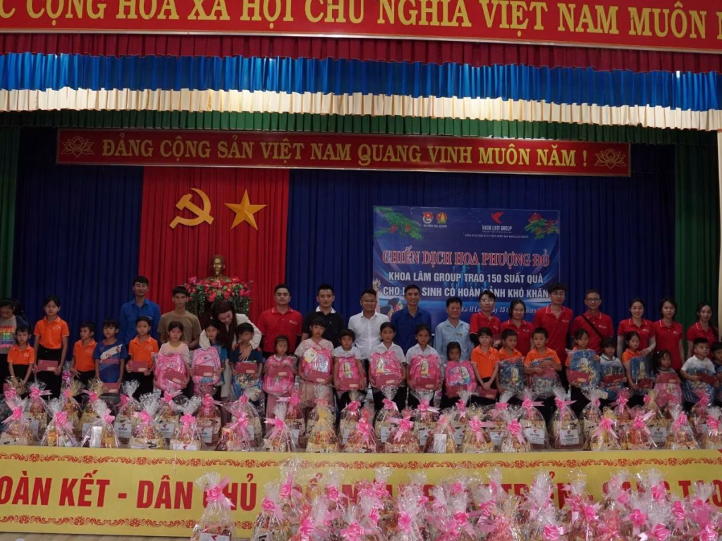 Tham gia hoạt động tính nguyện của cư dân Làng Oa Bảo Lộc