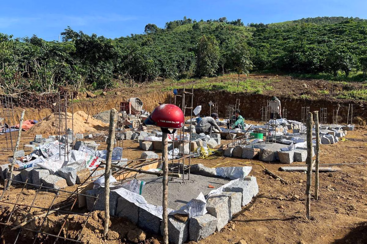 Cư dân Làng Oa Bảo Lộc xây móng dựng nhà đón Tết