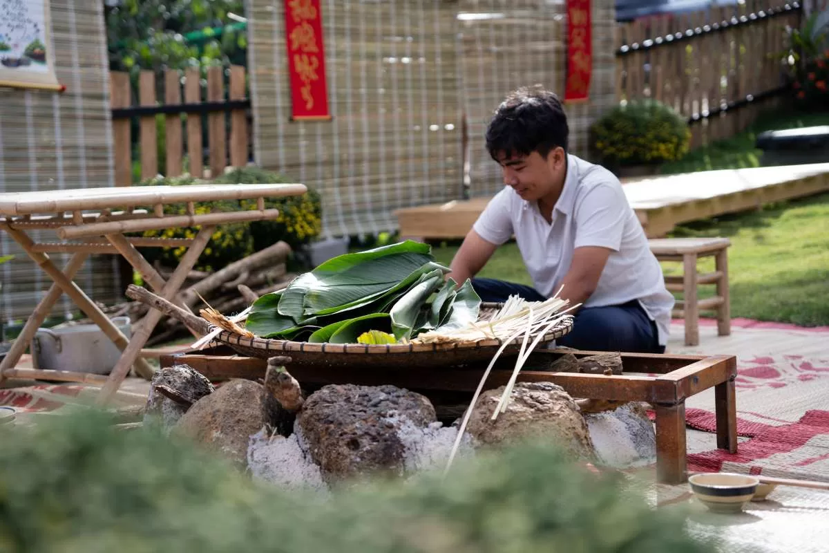 Tết Rồi Về Làng Thôi Mùa 2 – Nơi Ký Ức Gặp Gỡ Tương Lai Cuộc thi gói bánh chưng tại Tết rồi về Làng thôi mùa 1