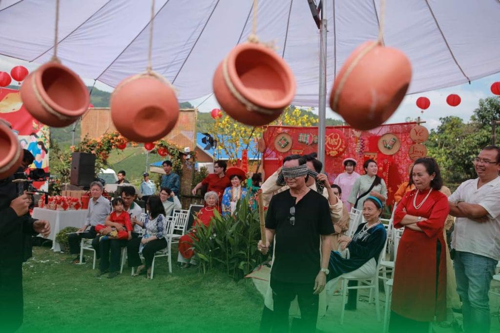 Sự kiện Tết xưa: Nét đẹp văn hóa truyền thống tái hiện trong từng khoảnh khắc Bịt mắt đập niêu, trở về ký ức tuổi thơ