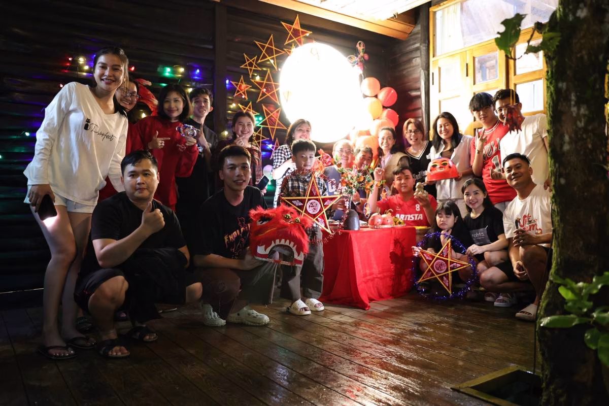 Gia đình đoàn viên Trung Thu Làng Oa Bảo Lộc