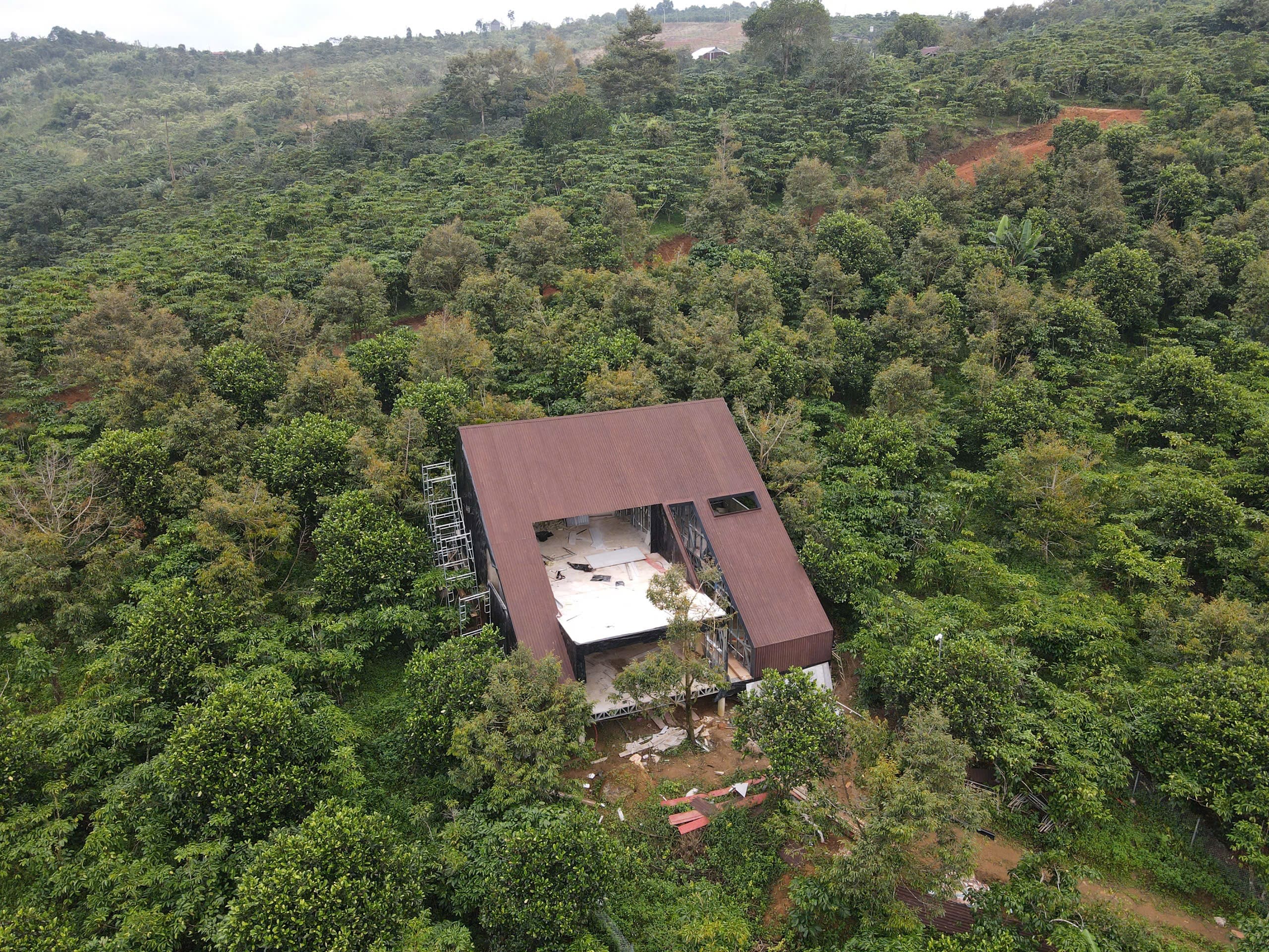 Nhà Không Chân - Nanook House Làng Oa Bảo Lộc Khối thép đen kiêu hãnh giữa rừng xanh, mái dốc vươn ra đón gió, như một tác phẩm nghệ thuật sống giữa cao nguyên Bảo Lộc.