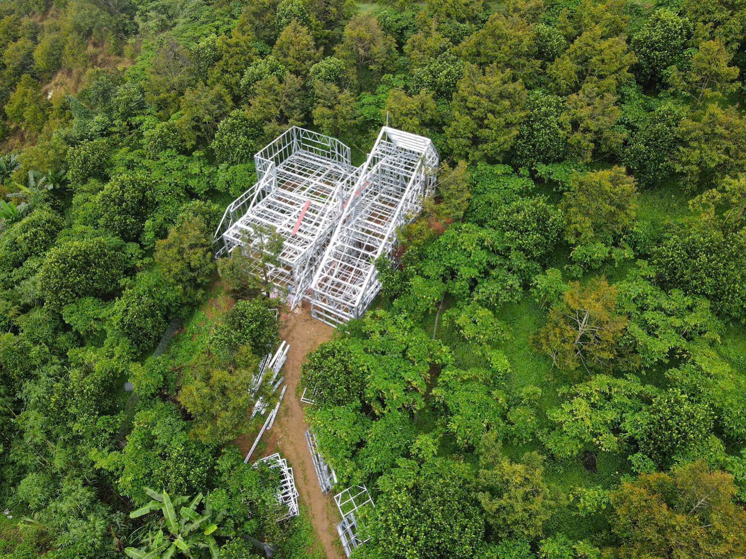 Nhà Không Chân - Nanook House Làng Oa Bảo Lộc Cấu trúc thép trắng tinh khôi giữa rừng già, biểu tượng của sự bền vững và sáng tạo trong kiến trúc hiện đại.