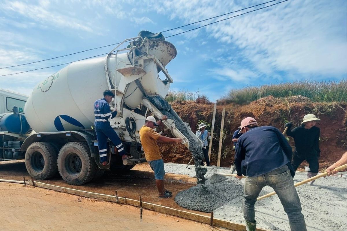 Xe trộn bê tông đang đổ đường nội khu Làng Oa Bảo Lộc