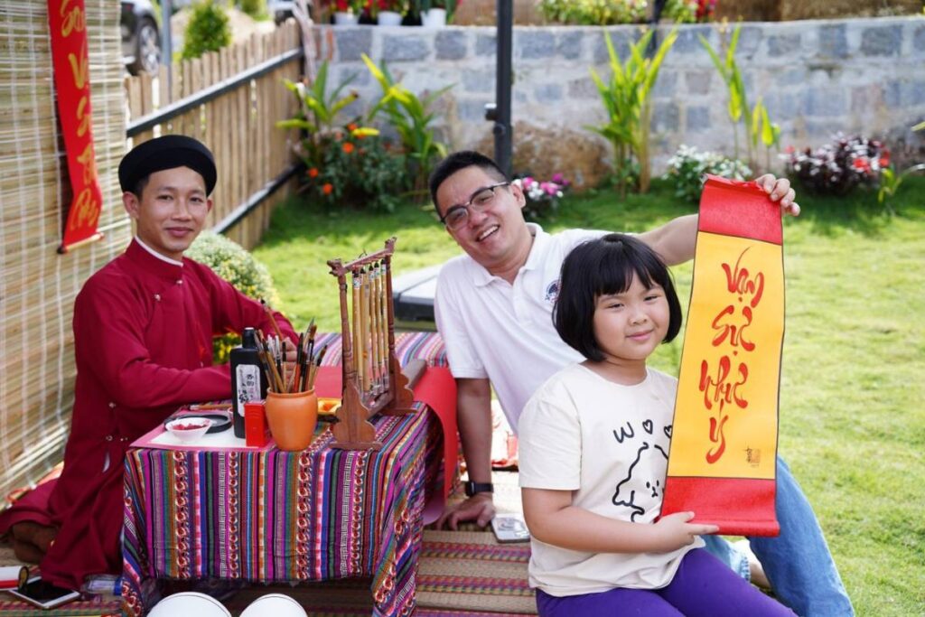 hình ảnh nụ cười ấm áp của cư dân khi tham gia tết rồi về làng thôi mùa 1