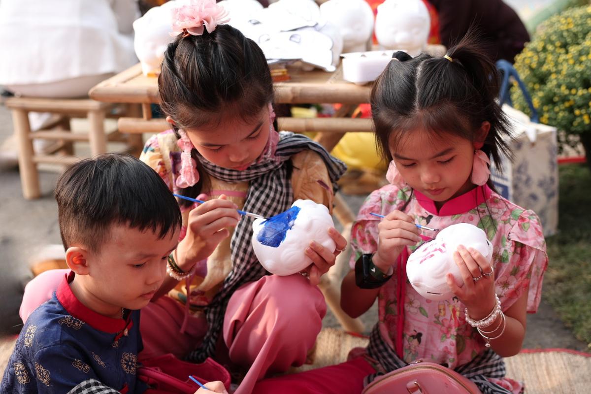 Hoạt động trải nghiệm cho trẻ em tại Tết rồi về Làngt thôi 3