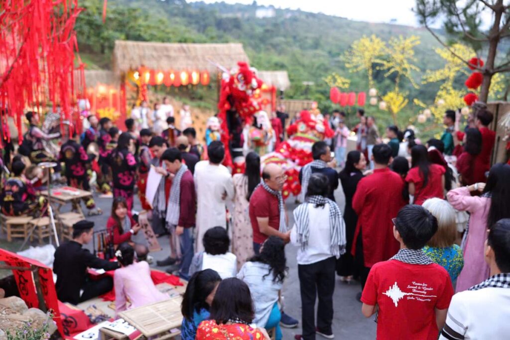 Hơn 100 Khách Hàng Trải Nghiệm Không Gian Sống Tại Làng Oa Retreat múa lân truyền thống tại sự kiện tết rồi về làng thôi 3 với cư dân làng oa bảo lộc làng oa cloud