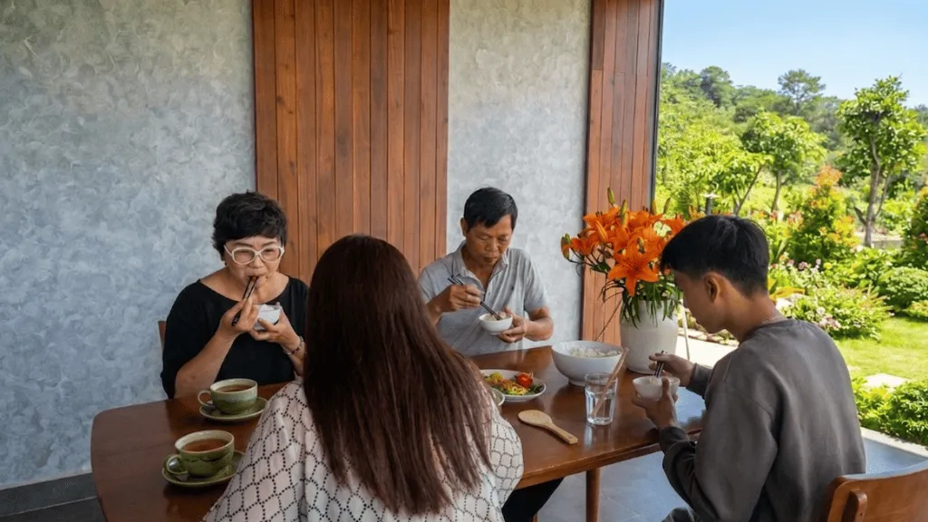 Bữa cơm trưa đạm bạc, và nguồn rau rạch tự tay cư dân trồng.